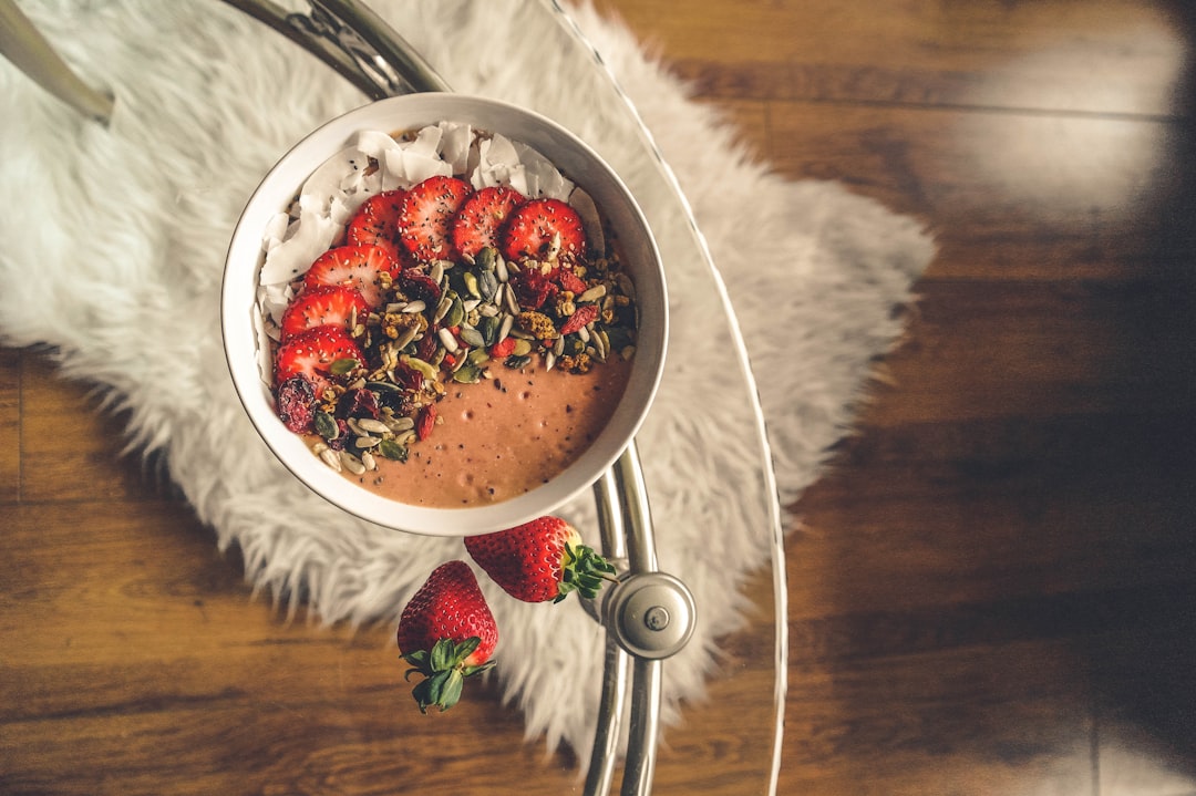 juice cleanse fat loss - High-protein breakfast bowl with eggs, Greek yogurt, berries, and almonds